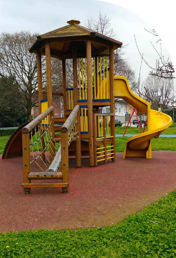 Struttura gioco in legno con scivolo in un'area attrezzata