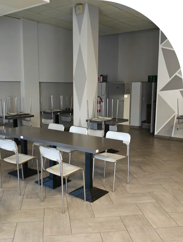 Controllo e sopralluogo in un ristorante per la sicurezza e l’igiene alimentare
